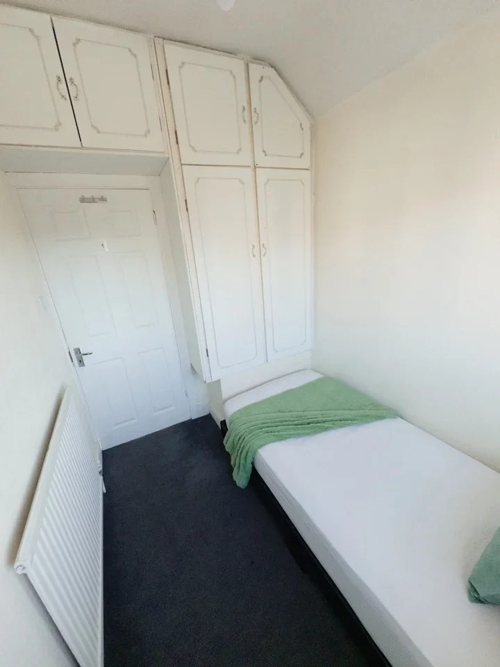 Room Chalfont Avenue in Greater London