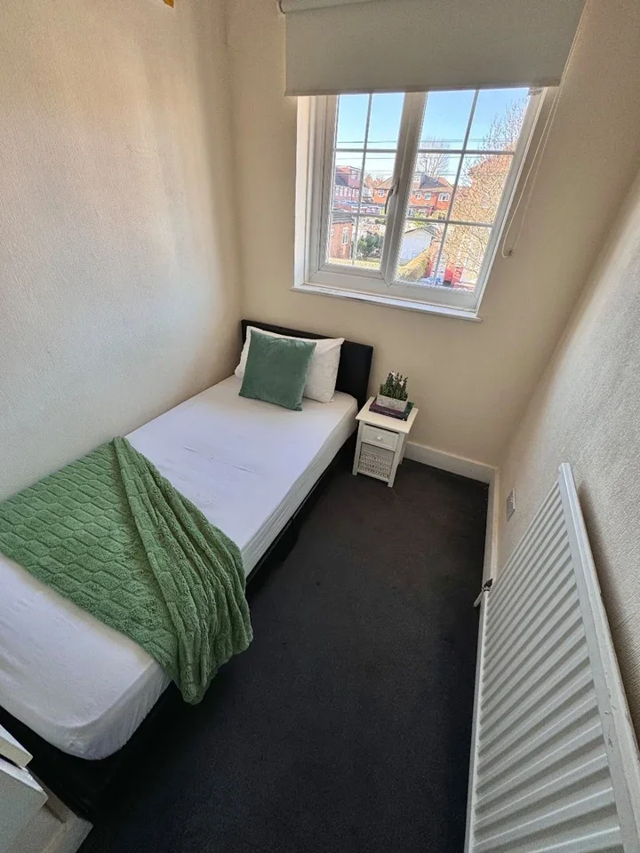 Room Chalfont Avenue in Greater London