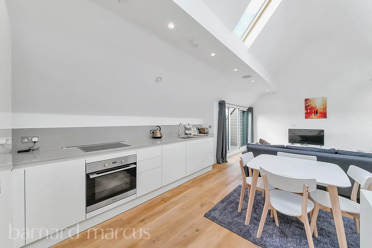 Flat Disraeli Road in Greater London