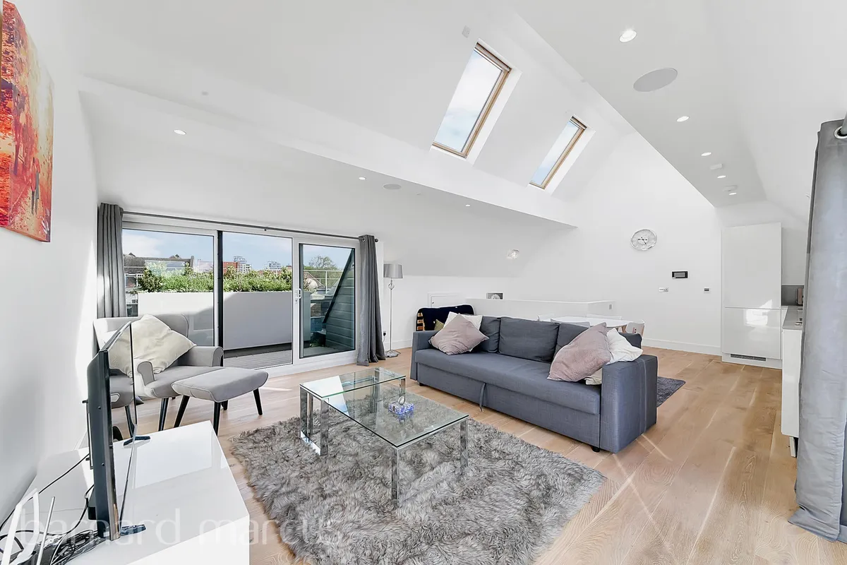 Flat Disraeli Road in Greater London