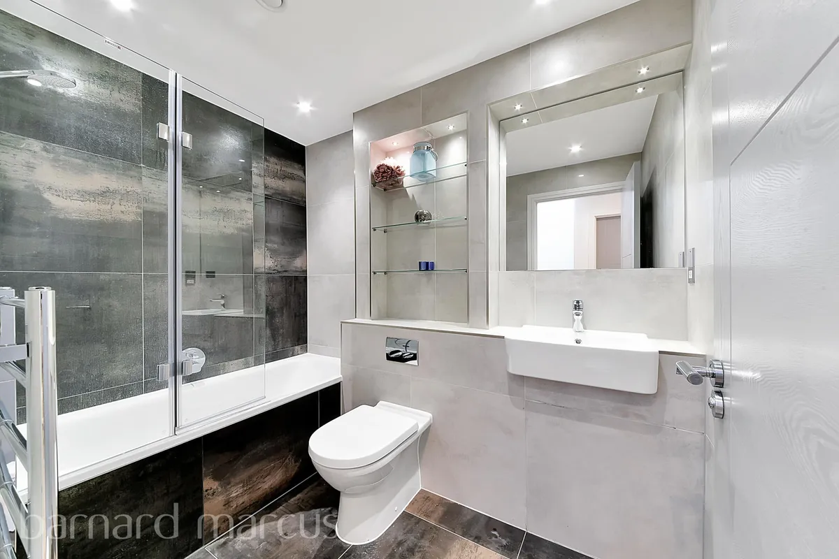 Flat Disraeli Road in Greater London