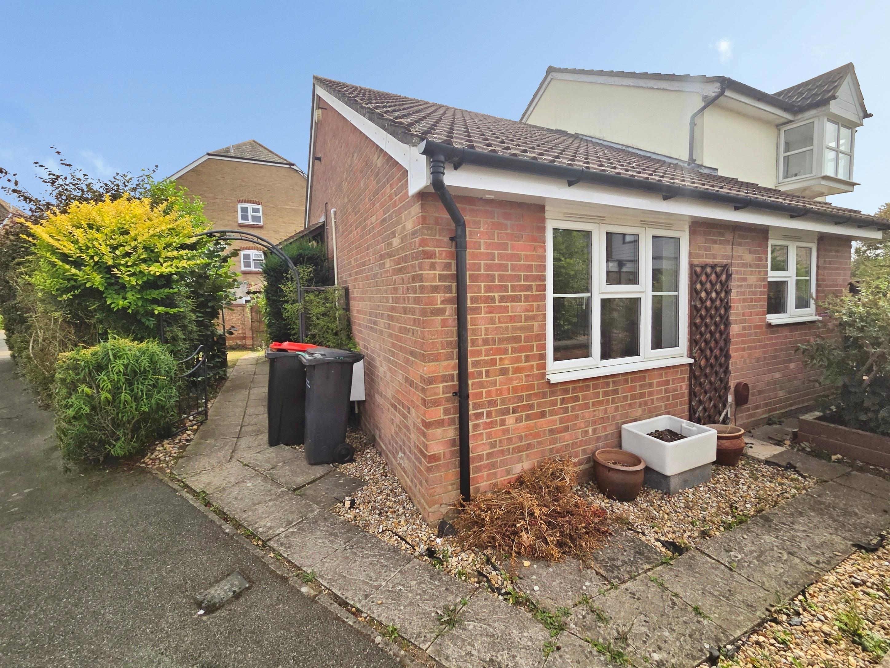 Flat Mulberry Gardens in Witham