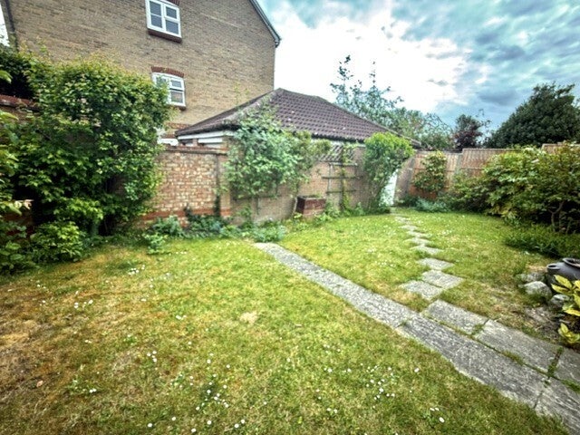 Flat Mulberry Gardens in Witham