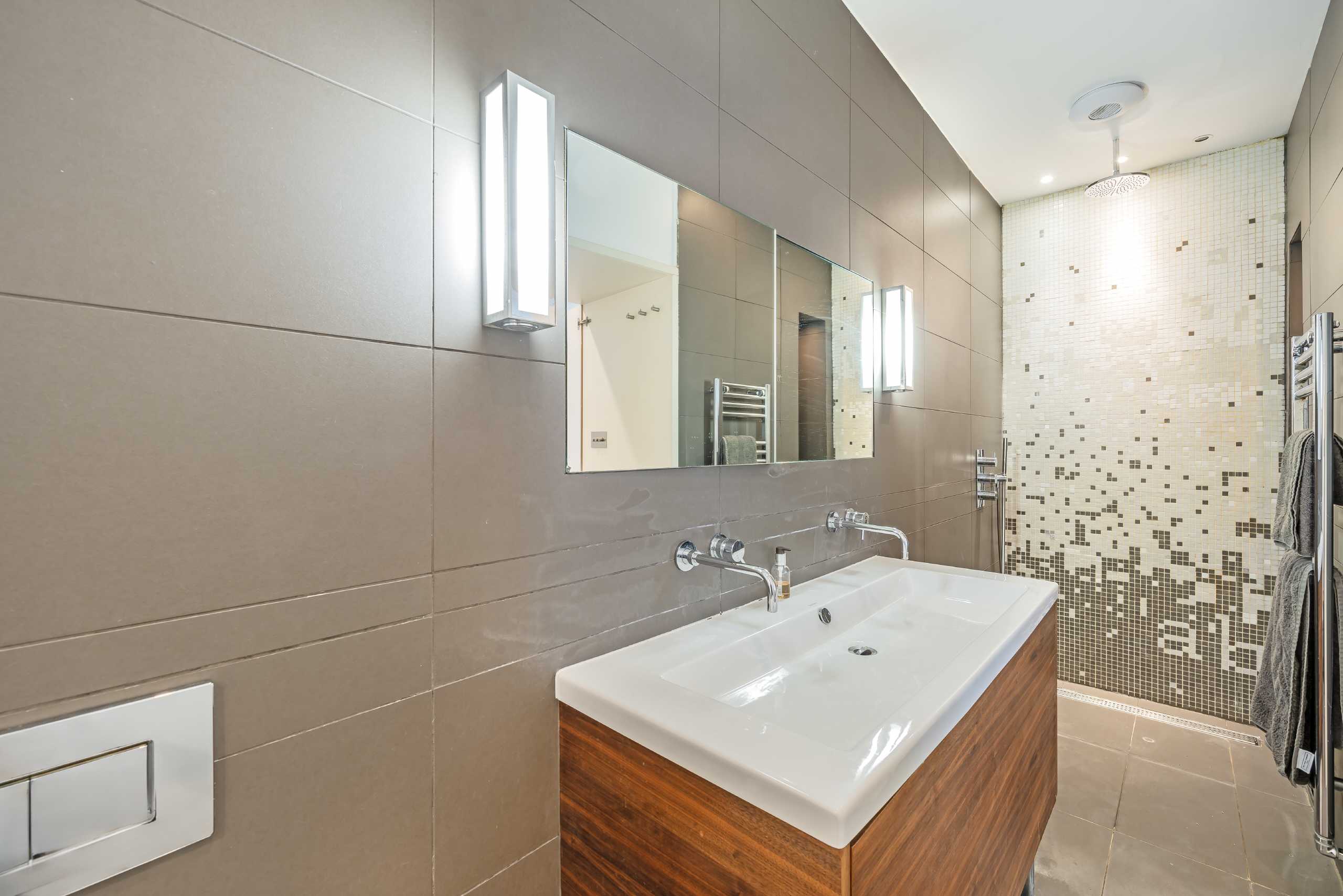 Flat Elgin Crescent in Greater London