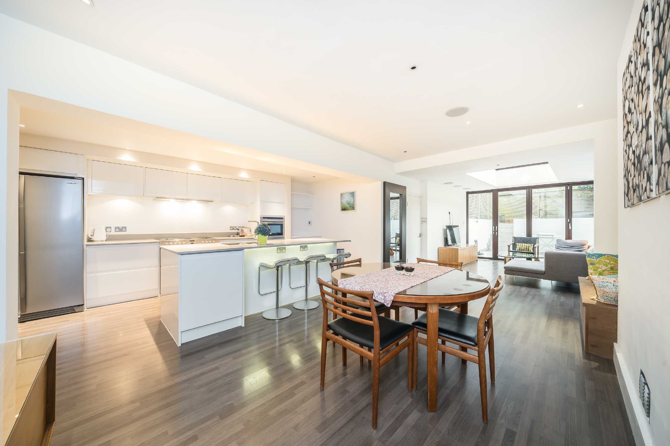 Flat Elgin Crescent in Greater London