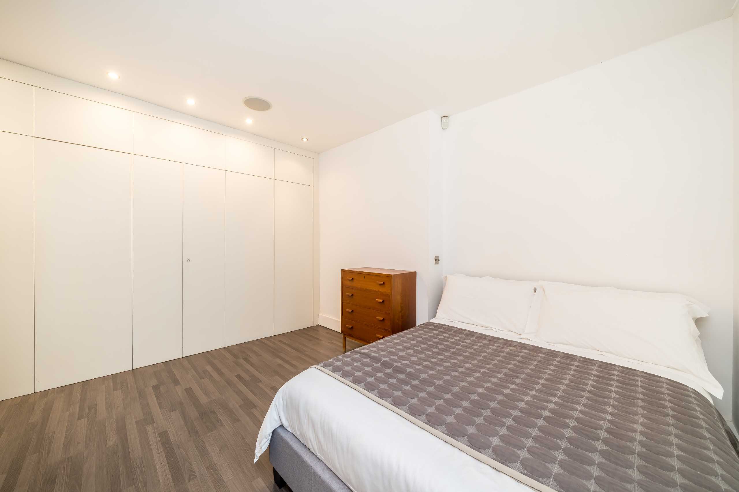 Flat Elgin Crescent in Greater London