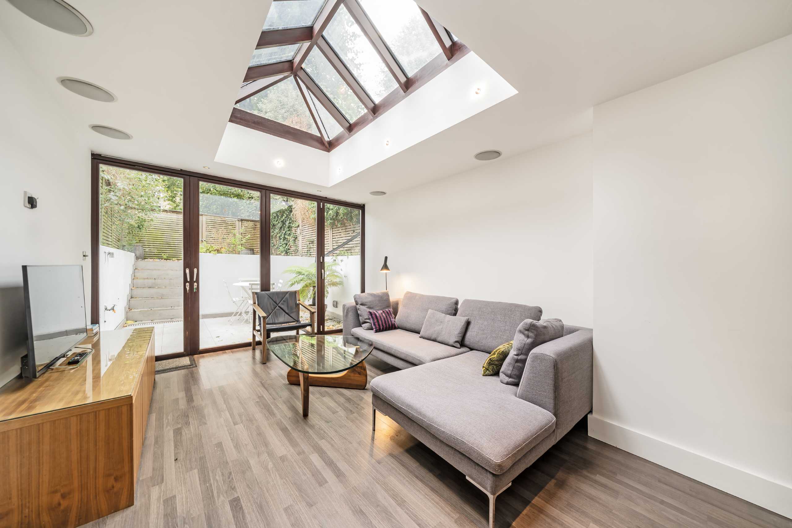Flat Elgin Crescent in Greater London