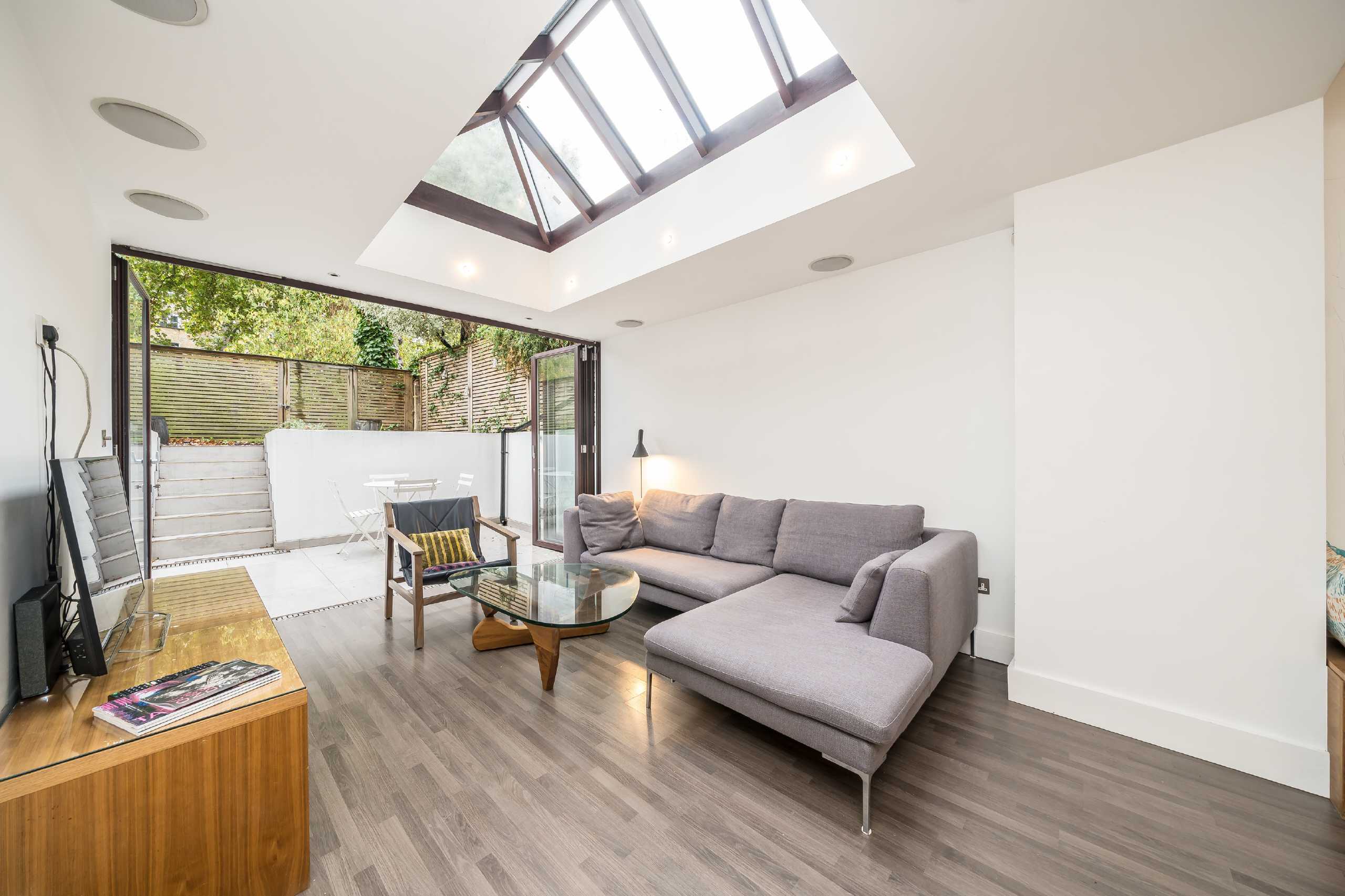 Flat Elgin Crescent in Greater London