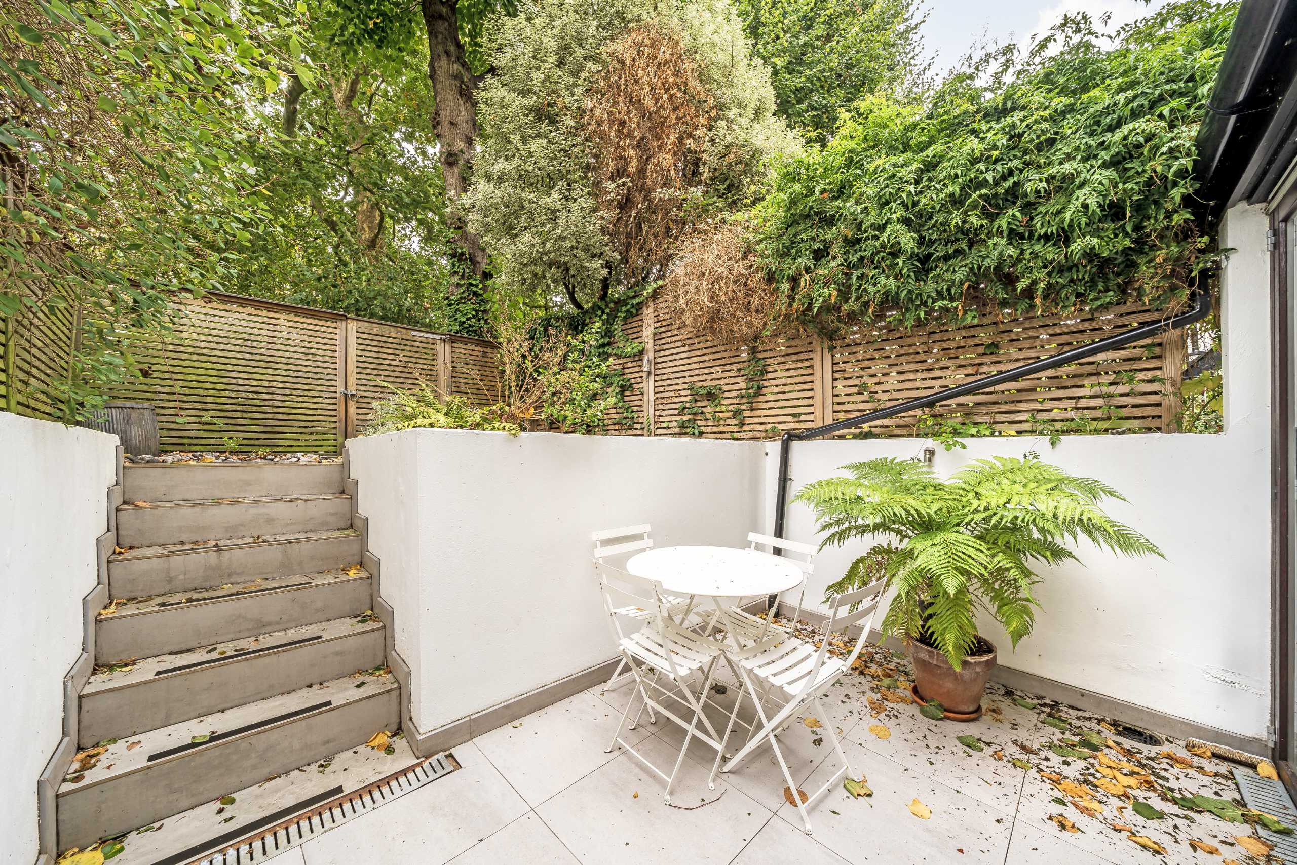 Flat Elgin Crescent in Greater London