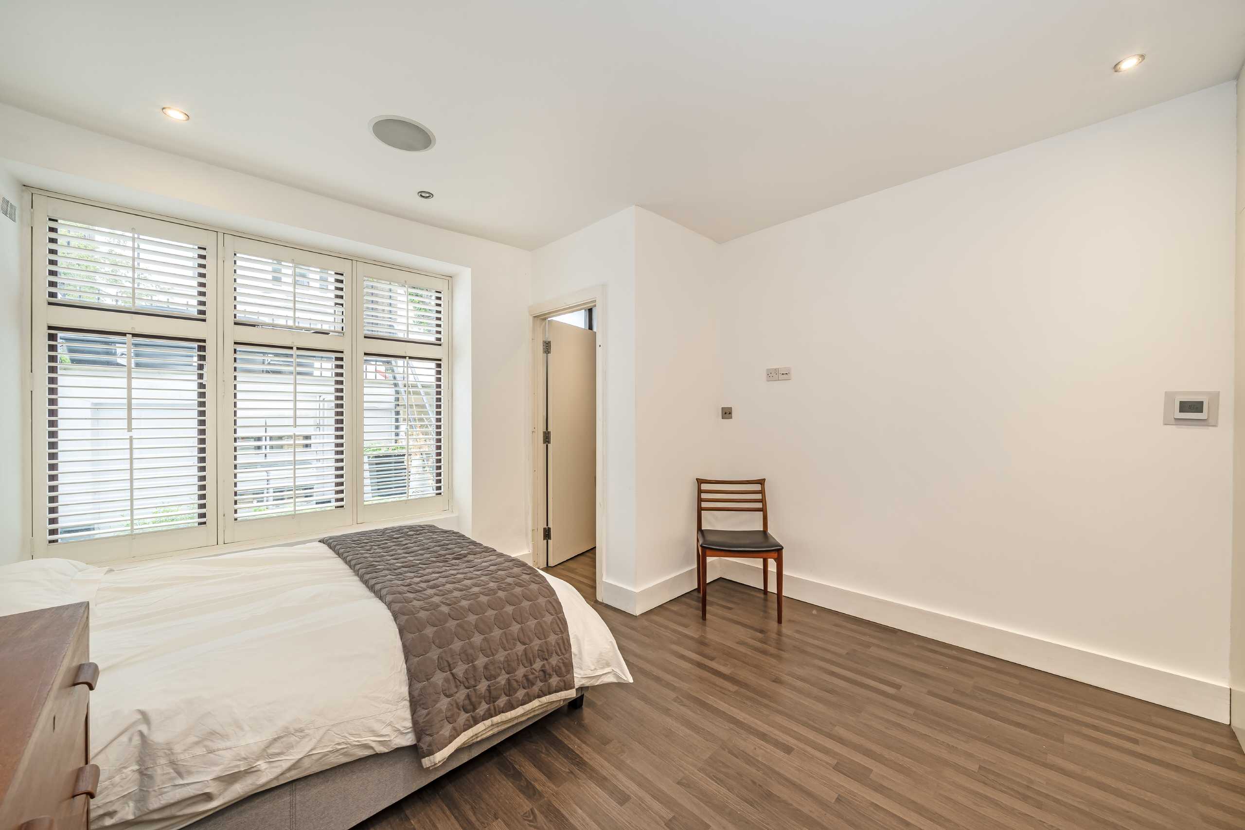 Flat Elgin Crescent in Greater London
