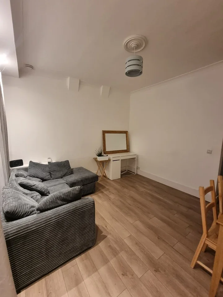 Room Bellenden Road in Greater London