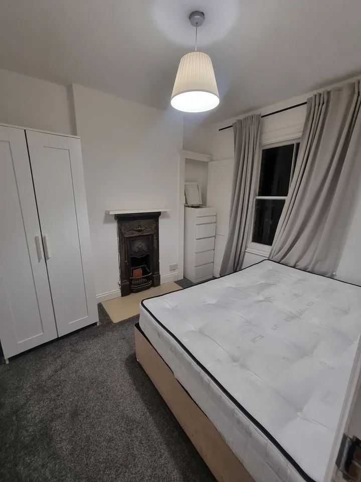 Room Bellenden Road in Greater London