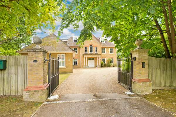 House Fairmile Avenue in Elmbridge