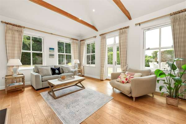 House Fairmile Avenue in Elmbridge
