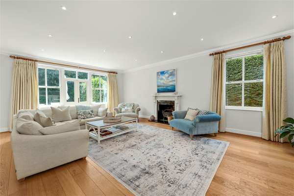 House Fairmile Avenue in Elmbridge