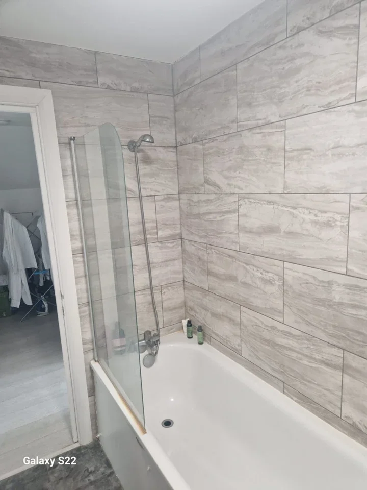 Room Upper Richmond Road West in Greater London