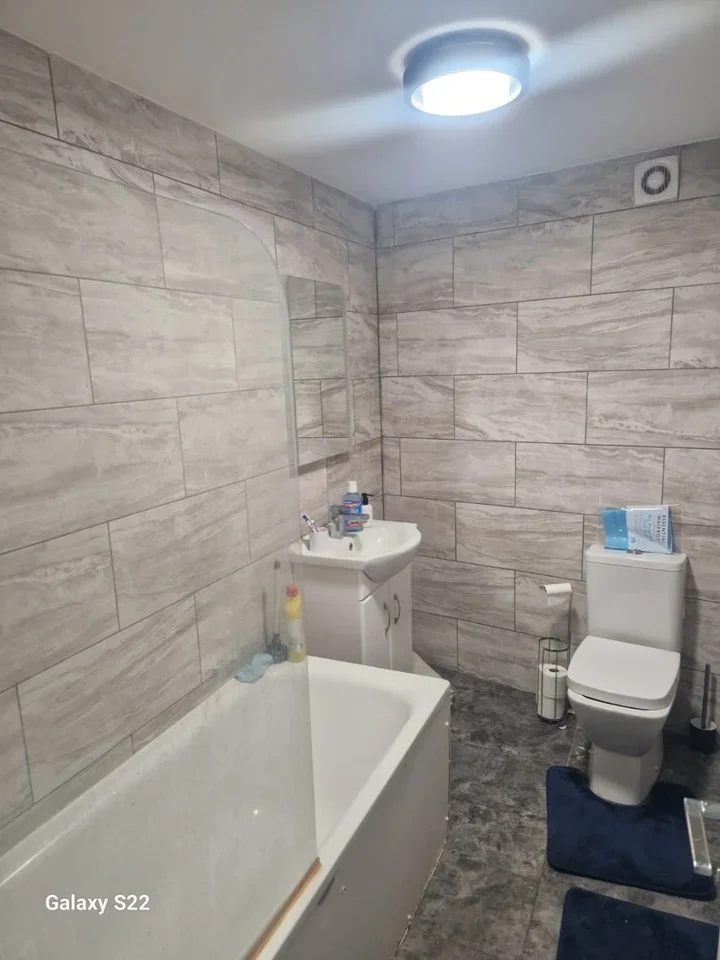 Room Upper Richmond Road West in Greater London