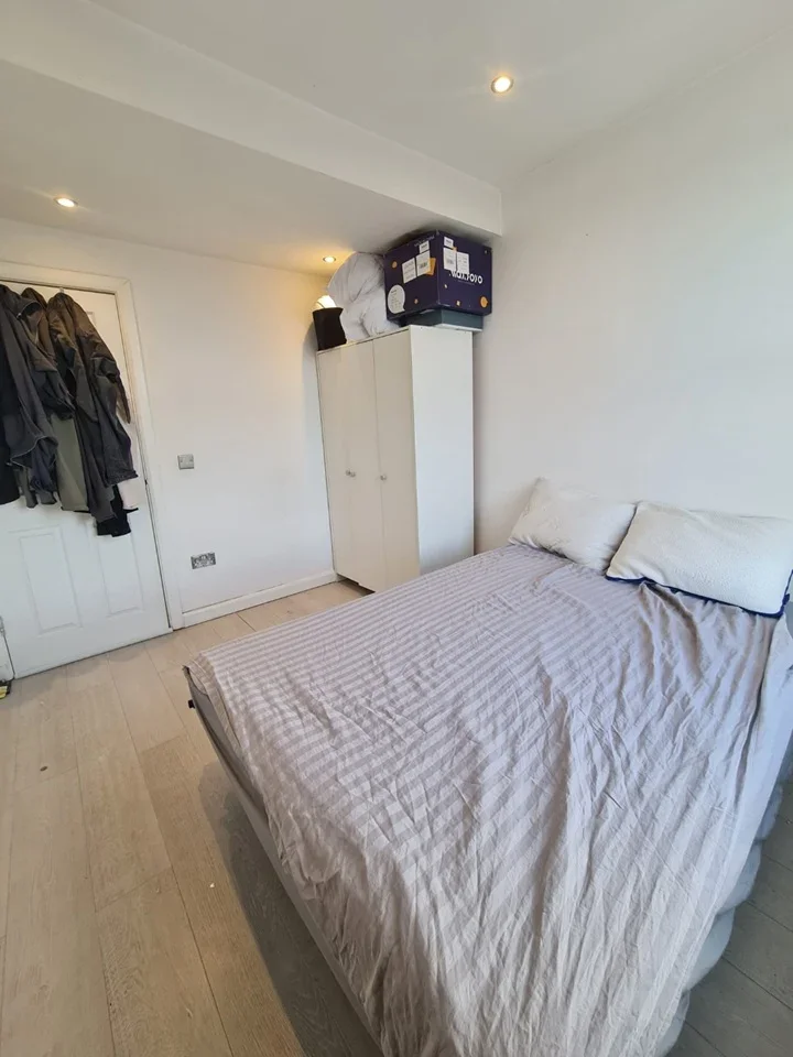 Room Upper Richmond Road West in Greater London