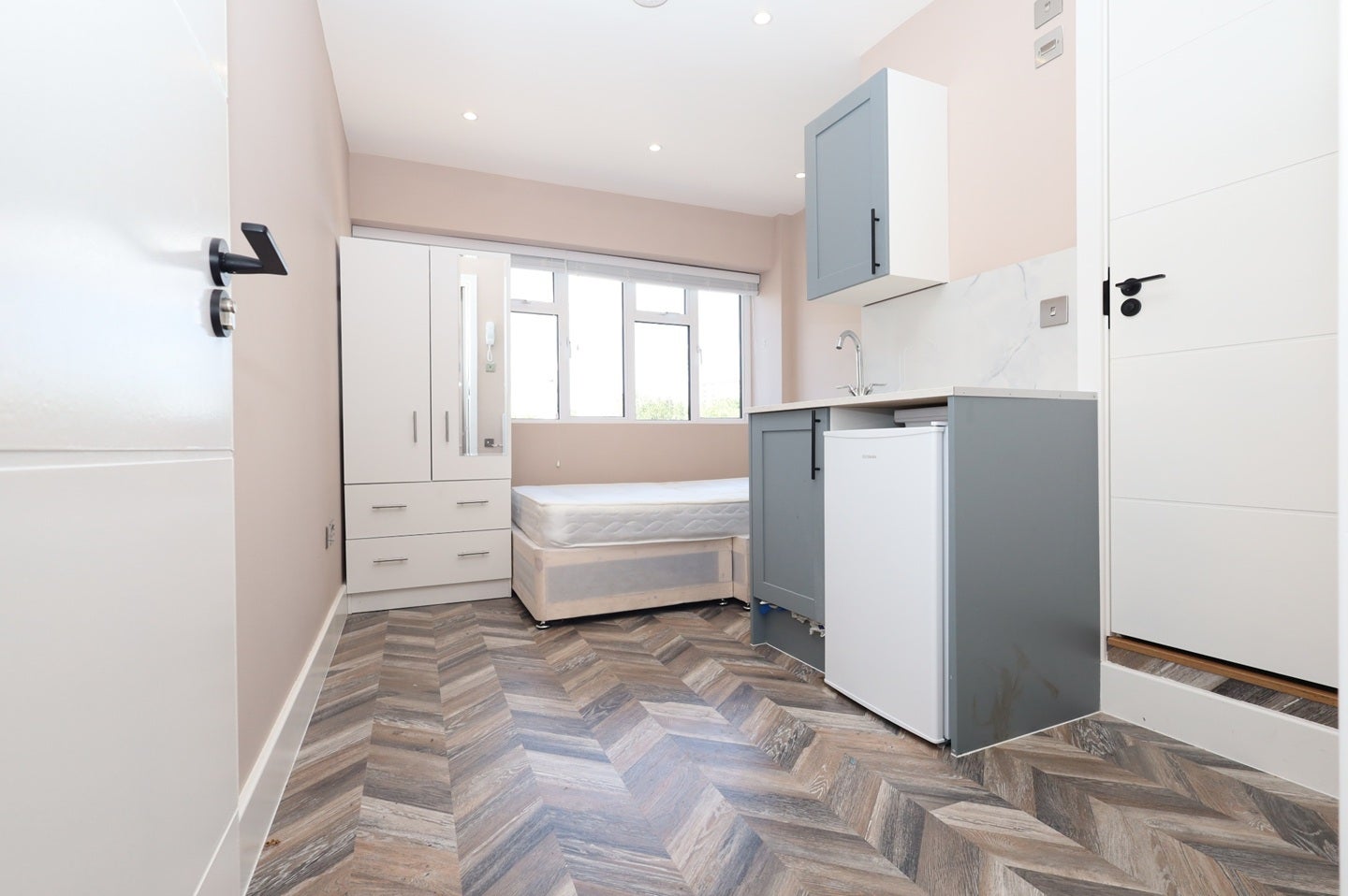 Flat Hanger Green in Greater London