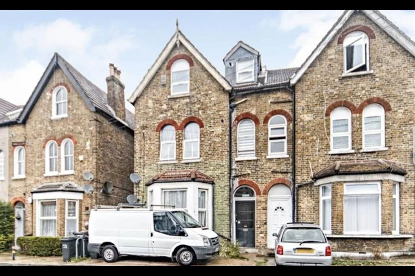 Flat Rectory Grove in Greater London