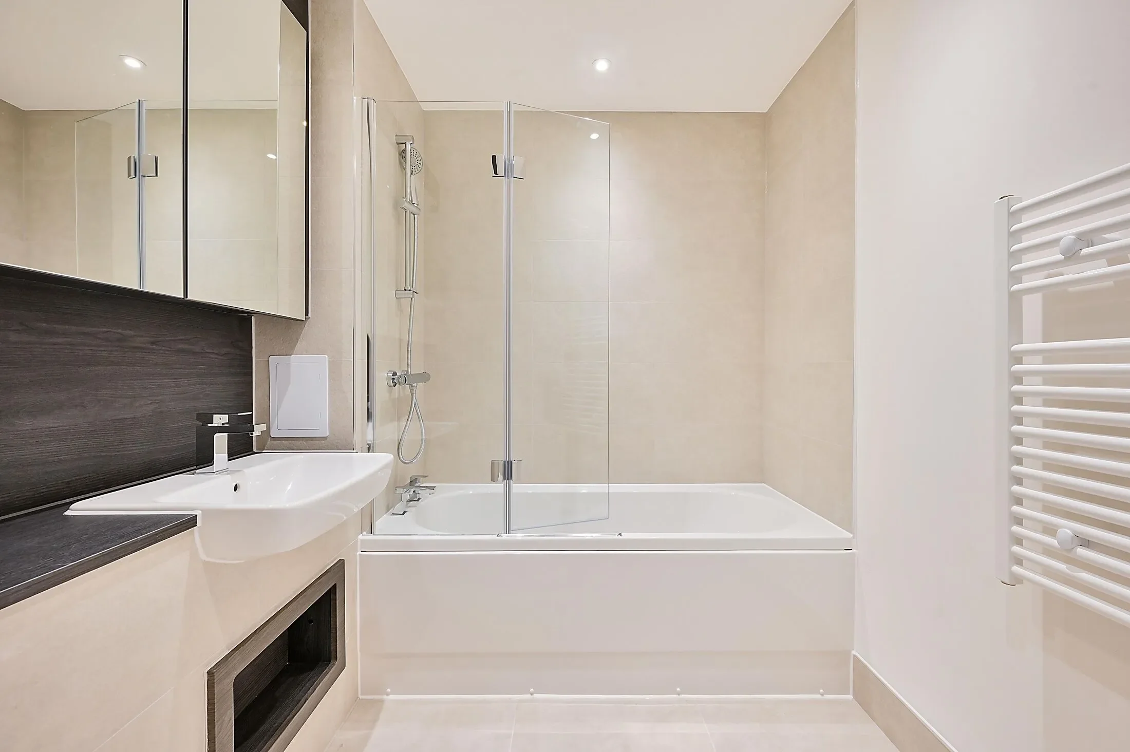 Flat Bushey Road in Greater London