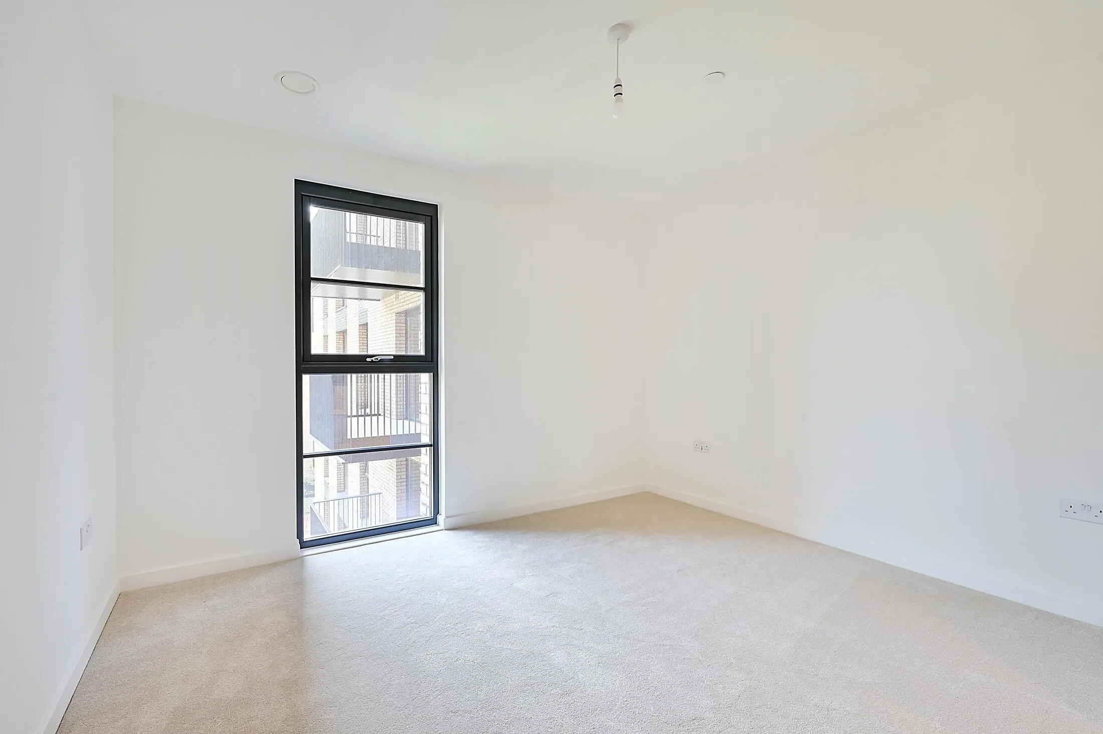Flat Bushey Road in Greater London