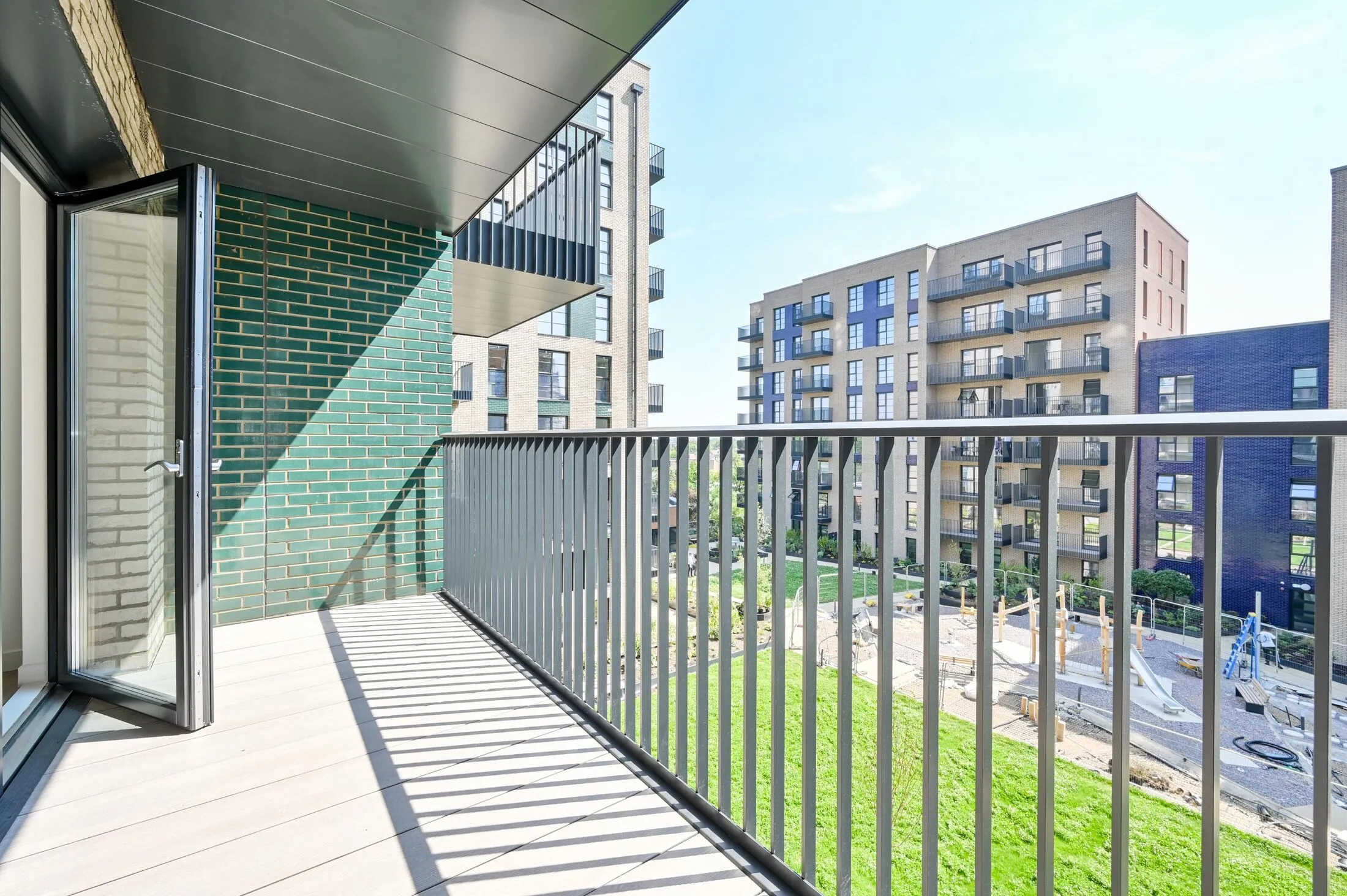 Flat Bushey Road in Greater London
