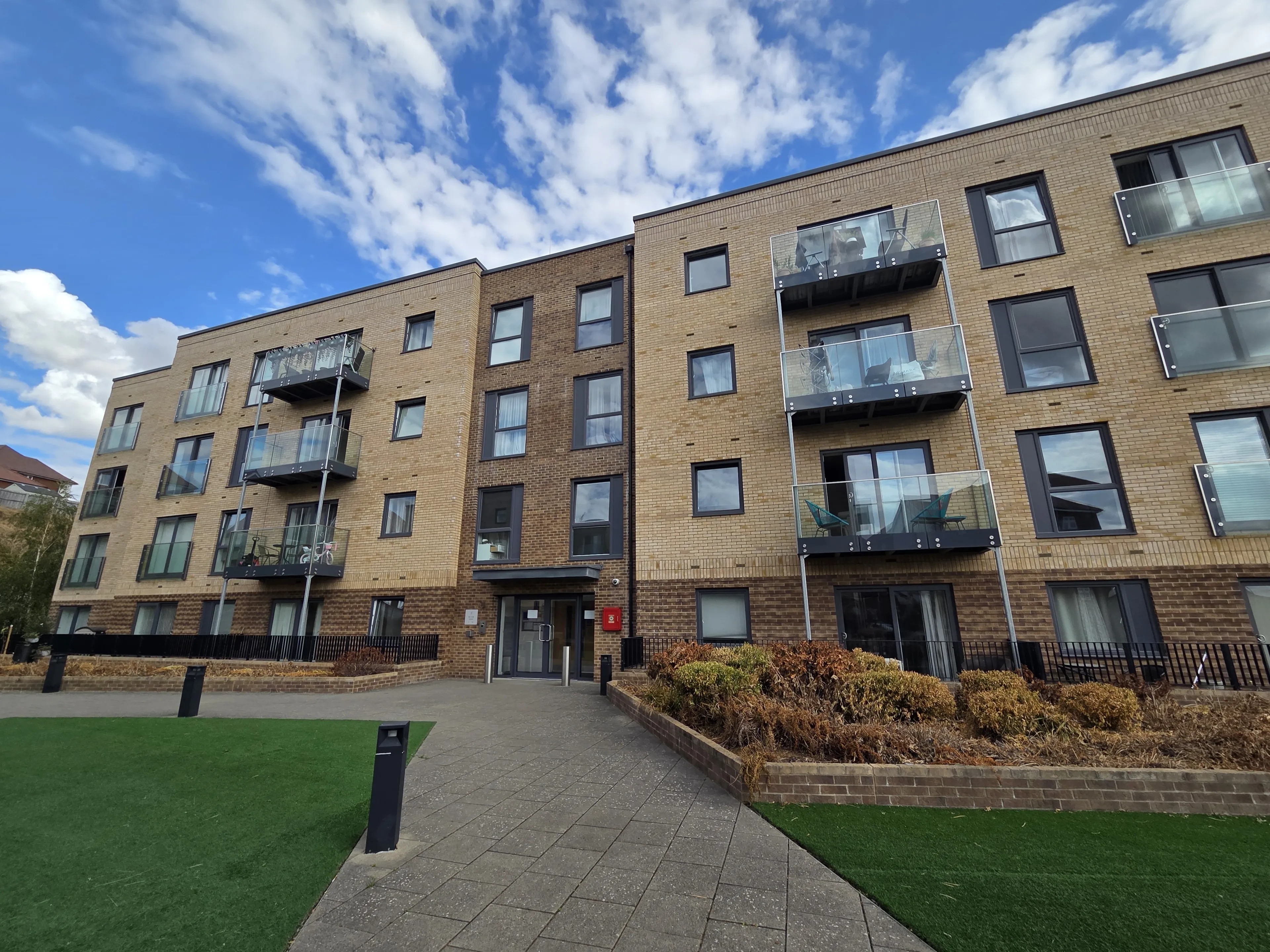 Flat Armstrong Road in Luton