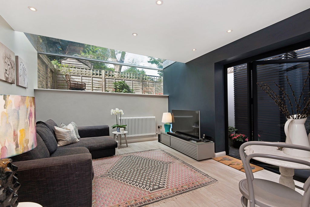 Flat Ramsden Road in Greater London