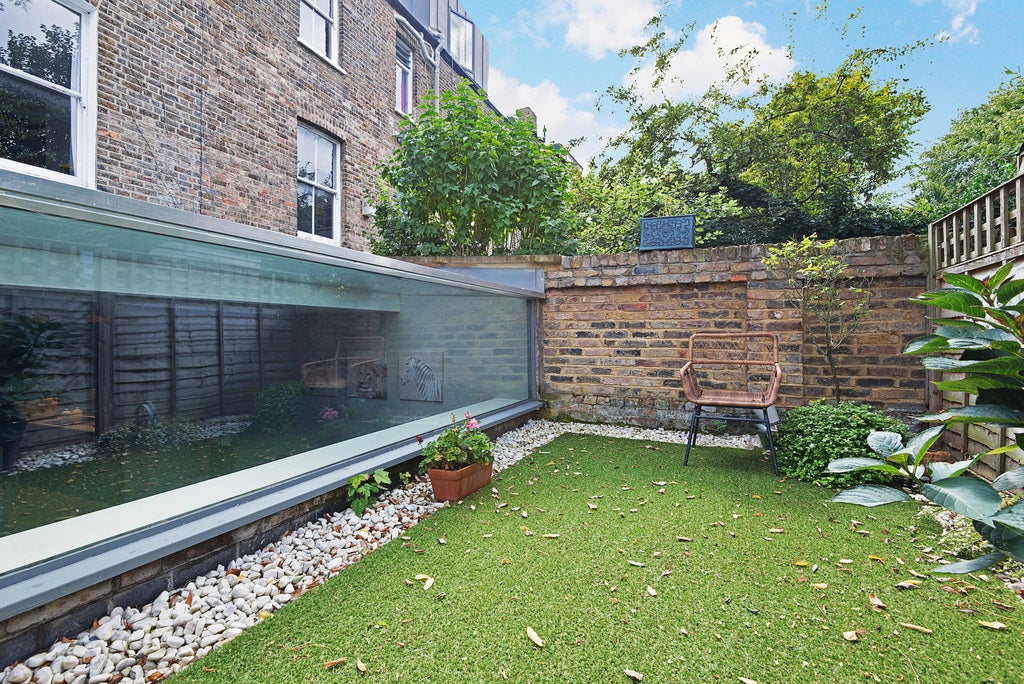 Flat Ramsden Road in Greater London
