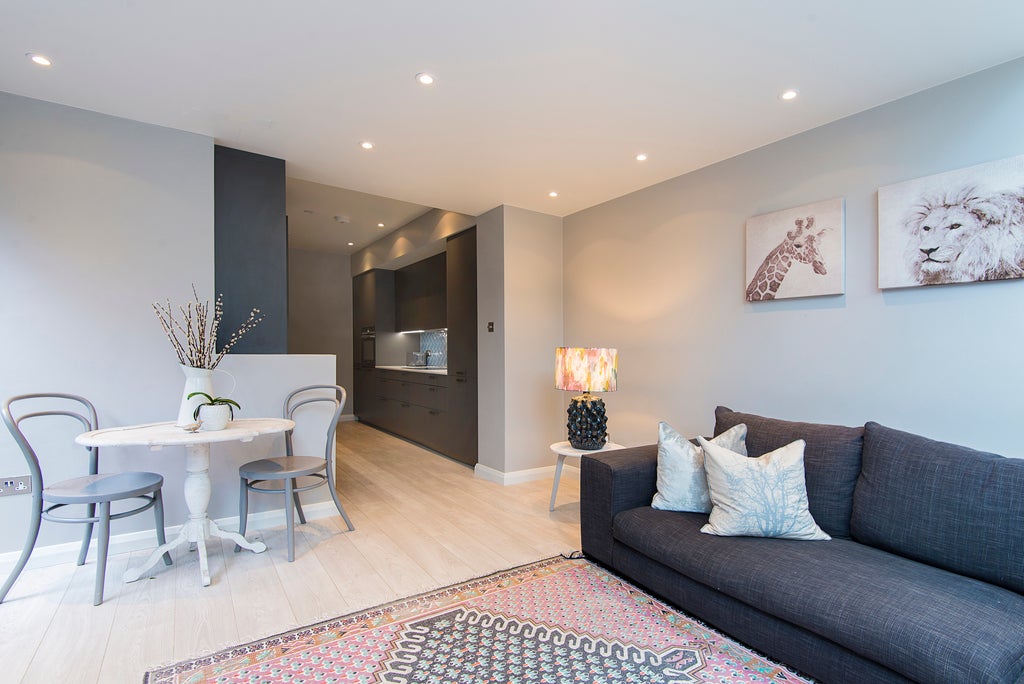 Flat Ramsden Road in Greater London