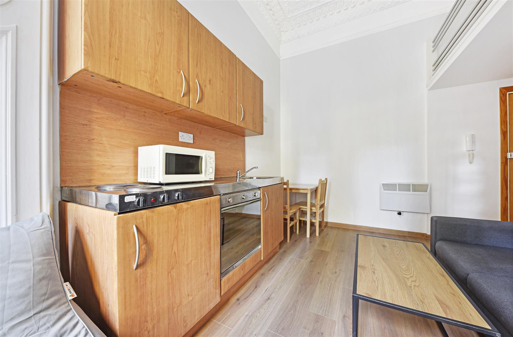 Flat Linden Gardens in Greater London