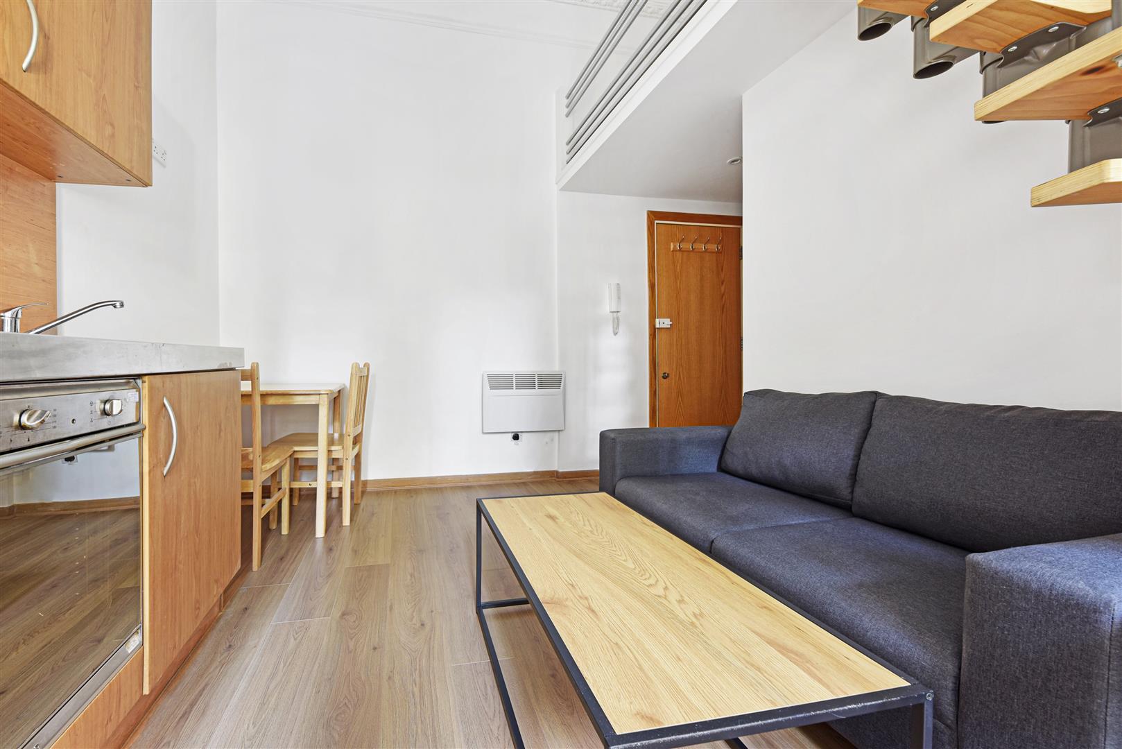 Flat Linden Gardens in Greater London