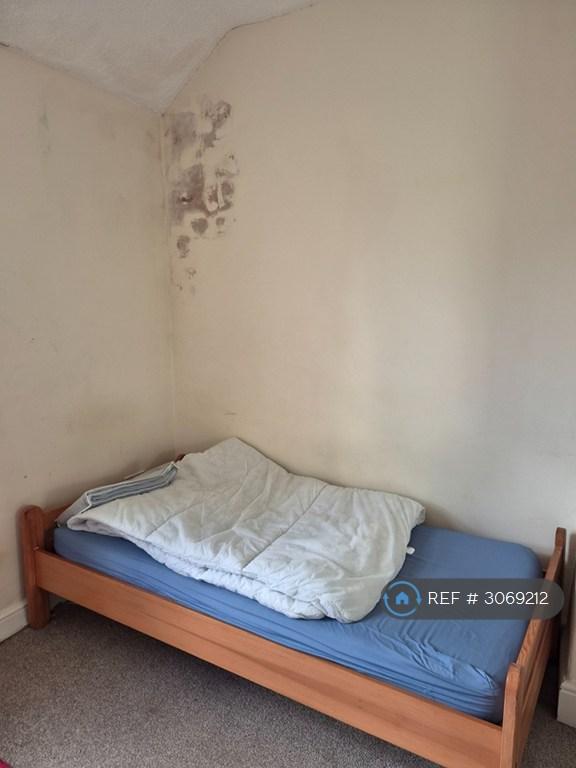 Room Mirfield Street in Liverpool