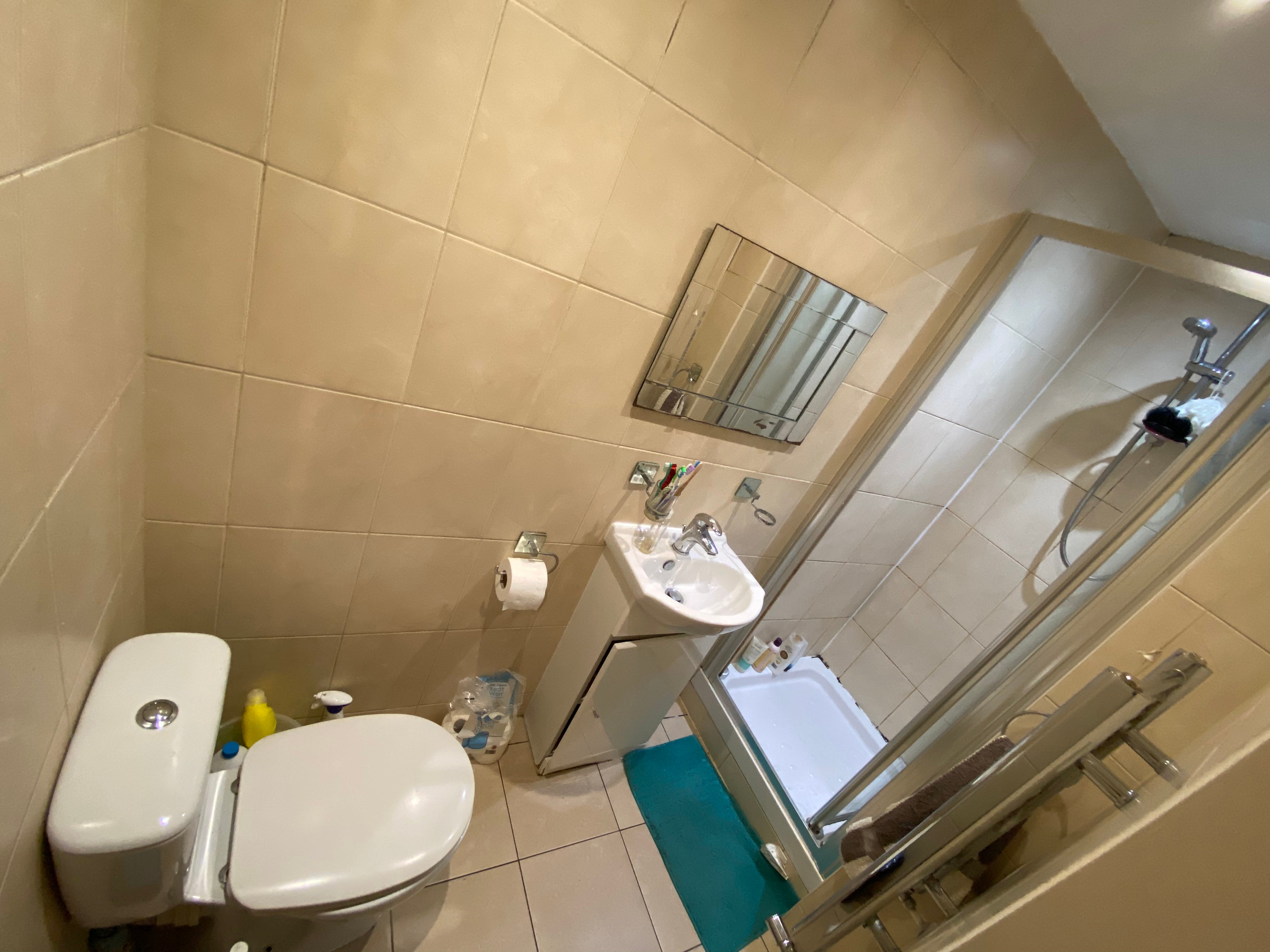 Room Woodview Road in Risca East