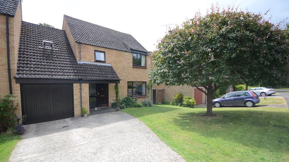 House Marshall Close in Purley on Thames