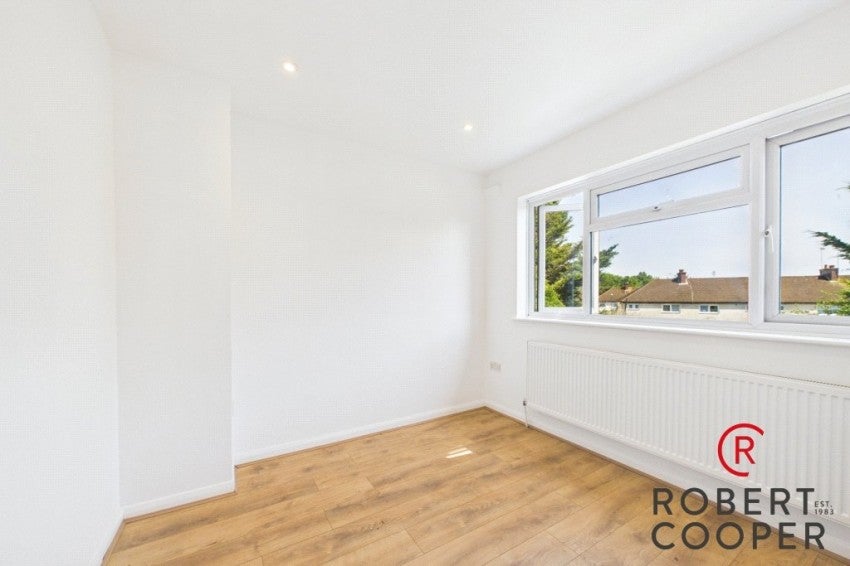 Flat Elmgrove Road in Greater London