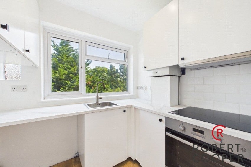 Flat Elmgrove Road in Greater London