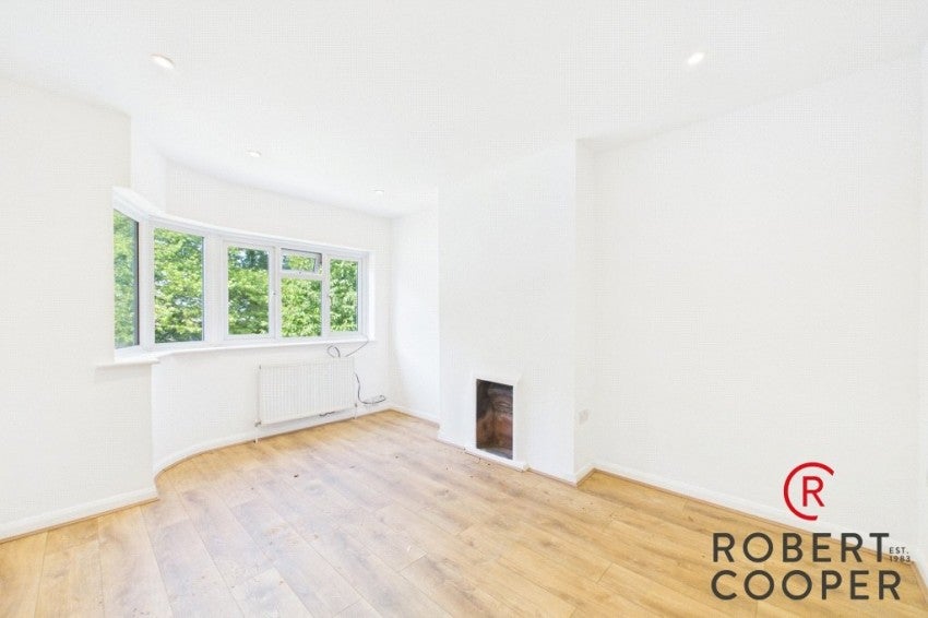 Flat Elmgrove Road in Greater London