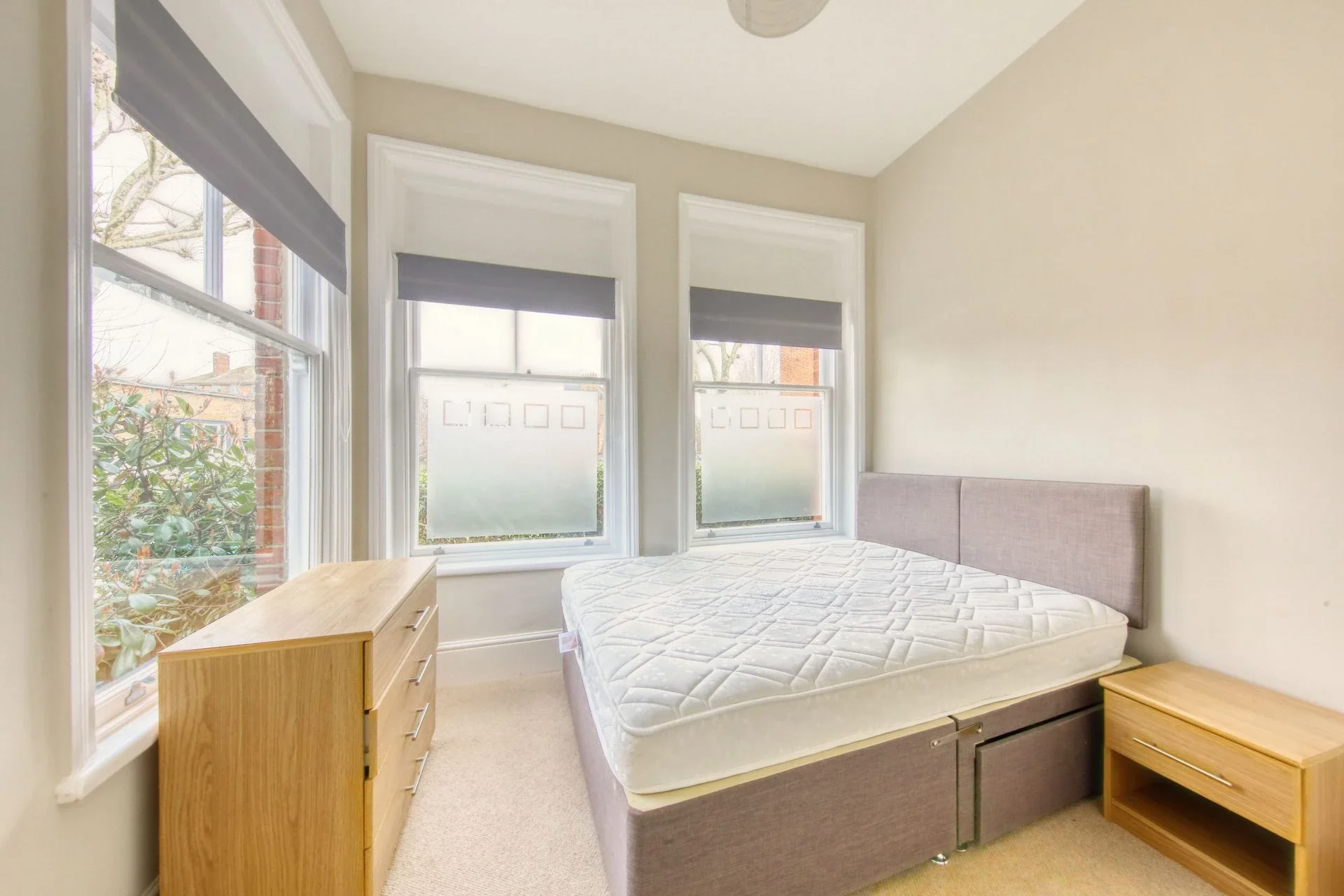 Flat Crieff Road in Greater London