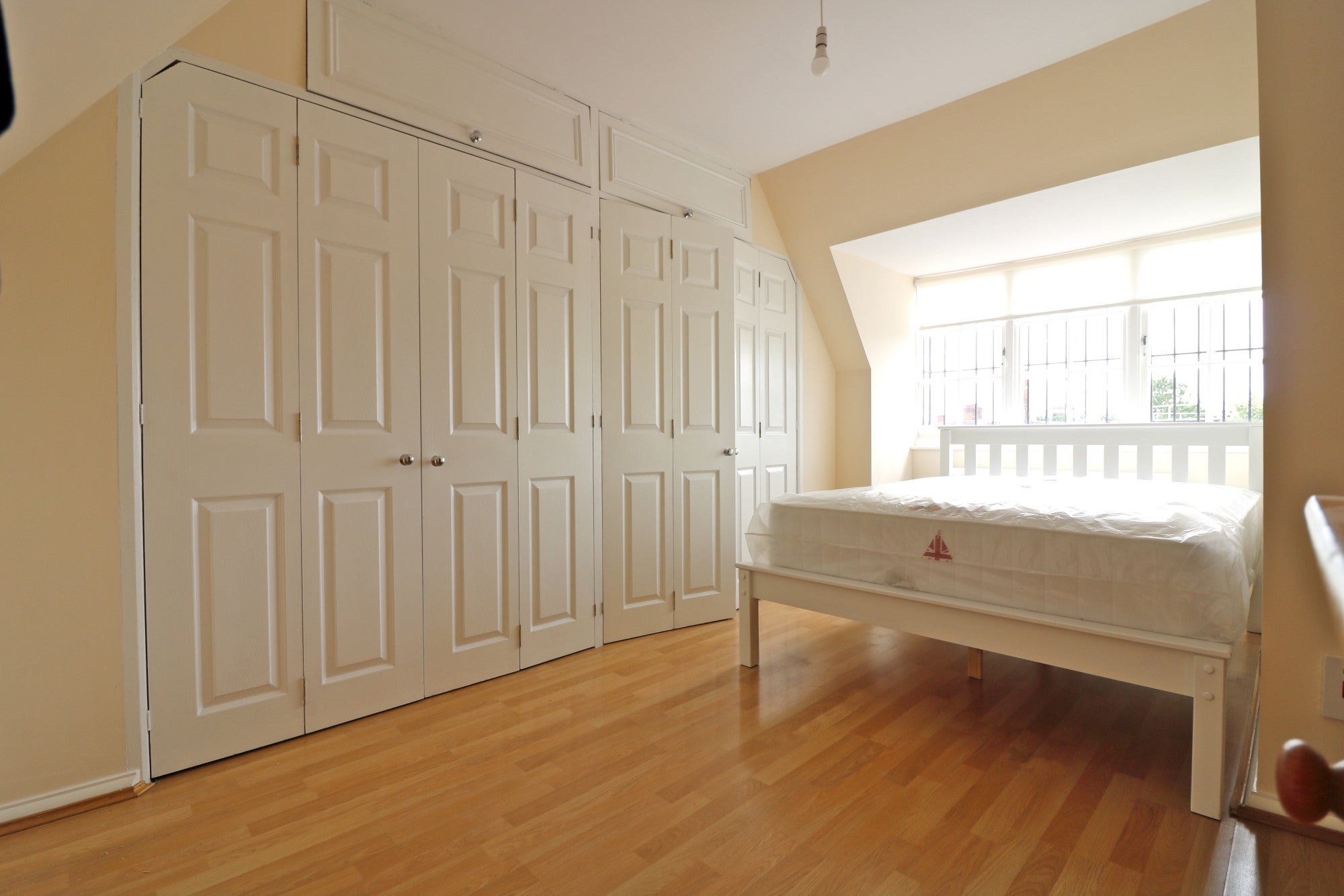 Flat Taylor's Green in Greater London