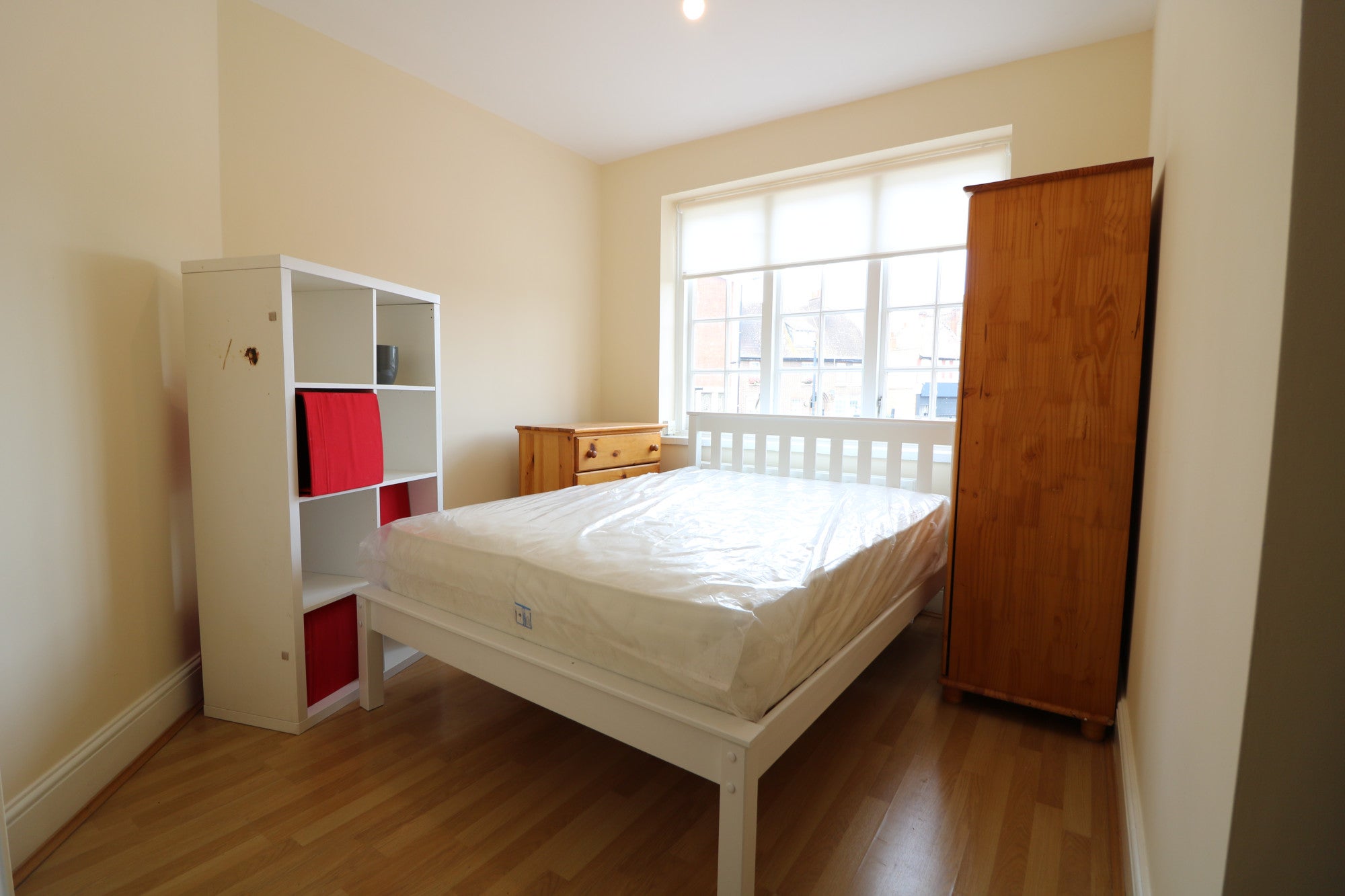 Flat Taylor's Green in Greater London