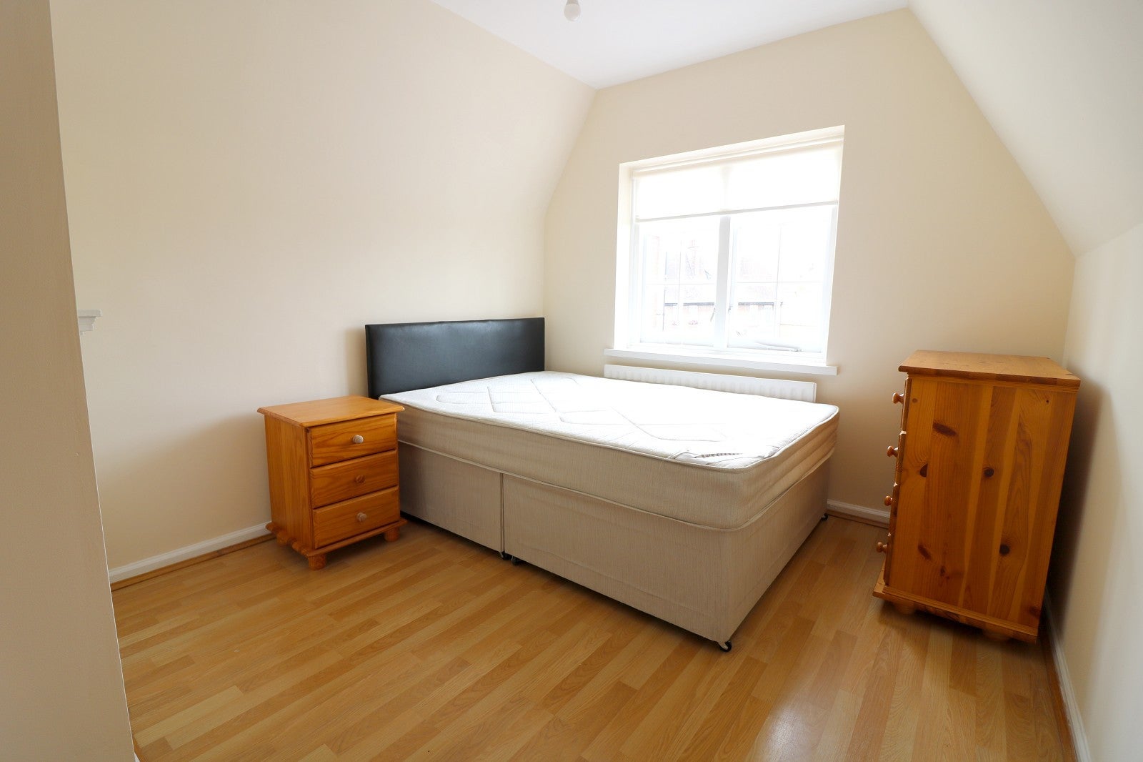Flat Taylor's Green in Greater London