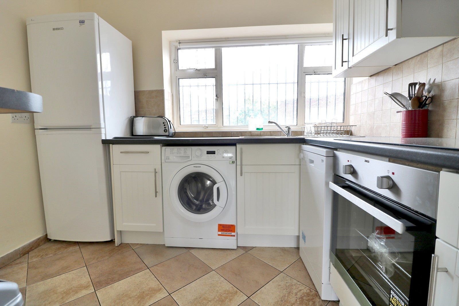 Flat Taylor's Green in Greater London