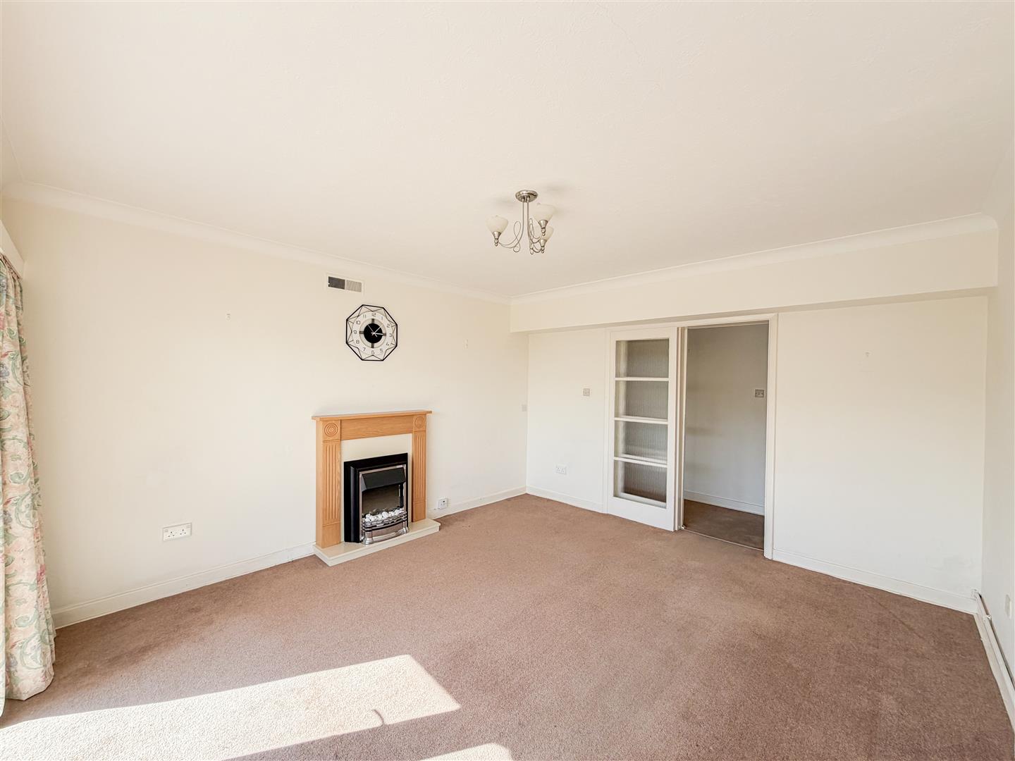 Flat Sutherland Avenue in Rother