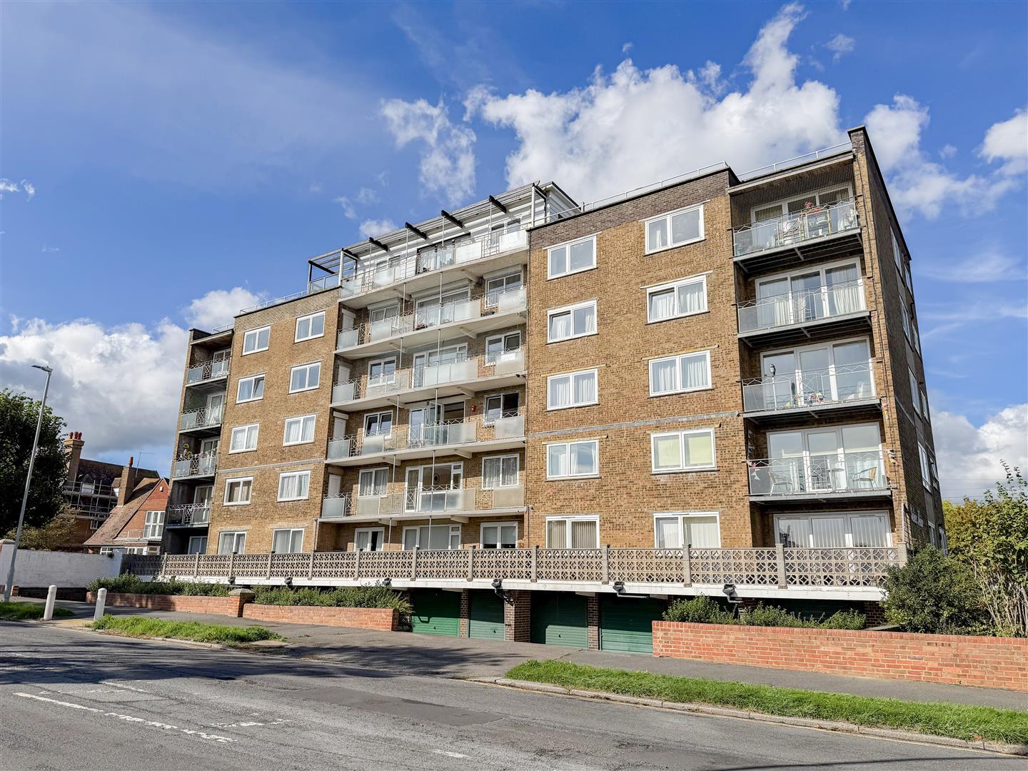 Flat Sutherland Avenue in Rother