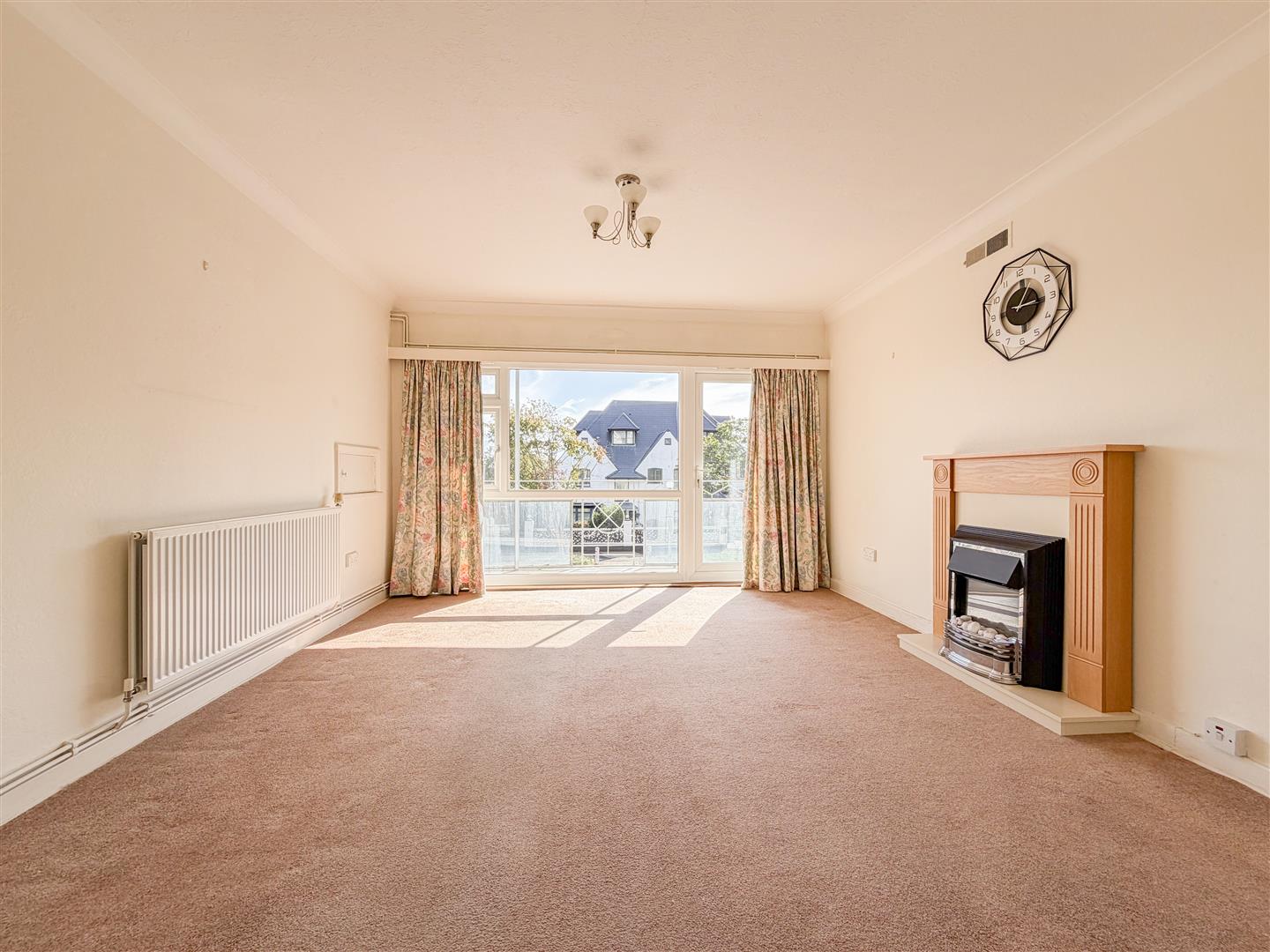 Flat Sutherland Avenue in Rother