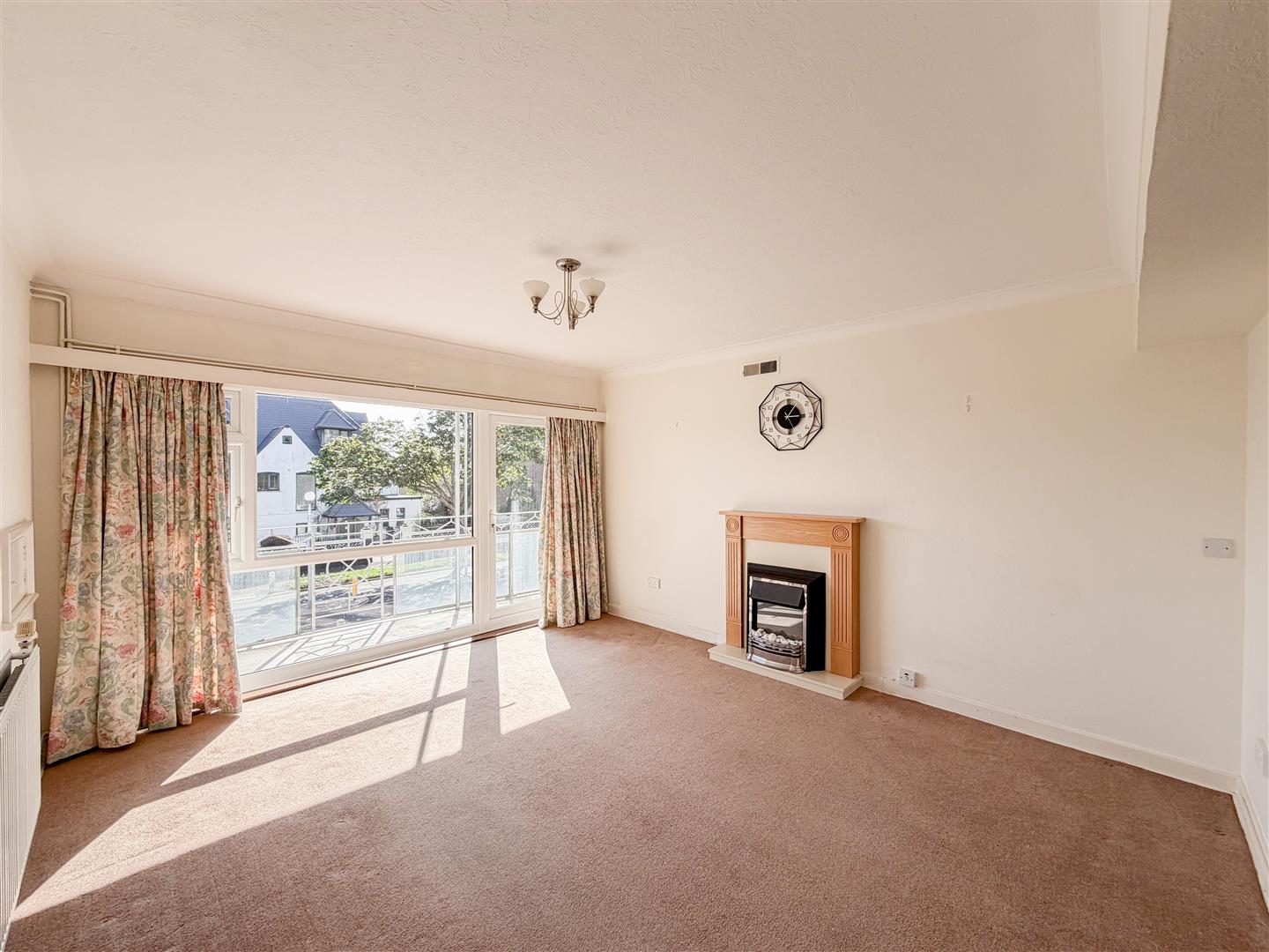 Flat Sutherland Avenue in Rother