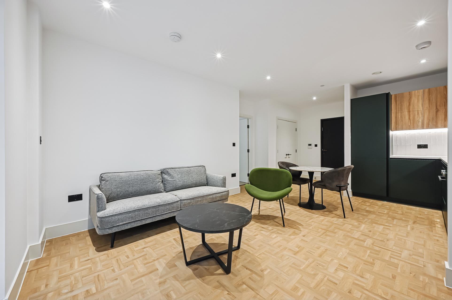 Flat Monarch Square in Greater London