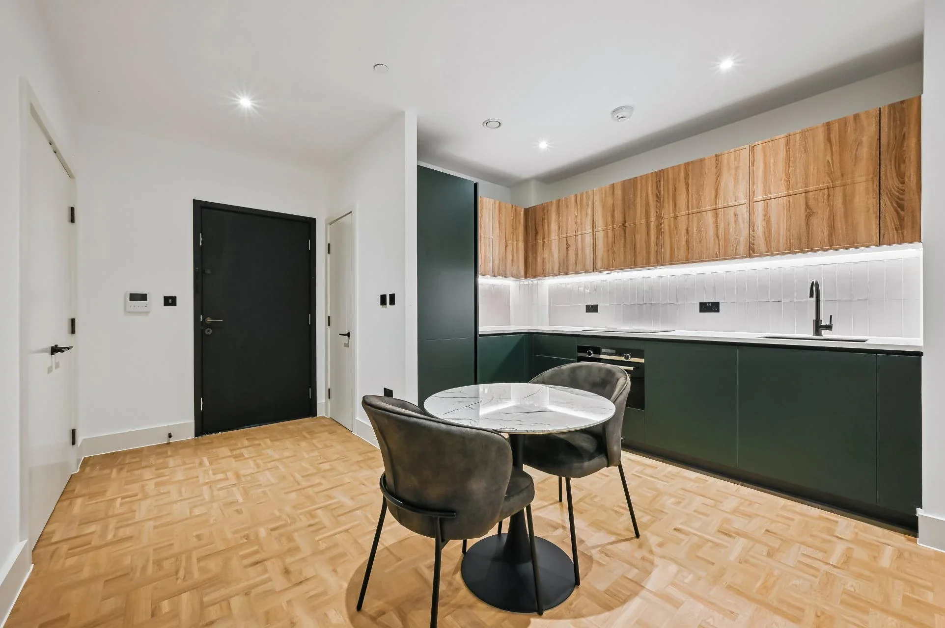 Flat Monarch Square in Greater London